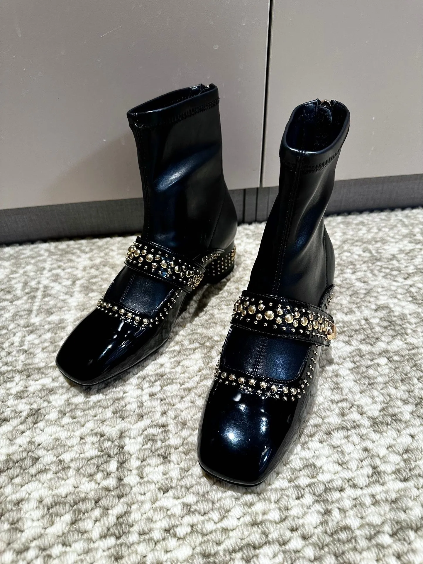 👟👟Ex-factory price 560👟👟 Women's genuine leather outsole, Dior 2024 series new product, this C'est Dior stretch boots show a striking and fashionable style. Carefully crafted, the rivet decoration on the upper shows style and the details add a touch of elegance. The lightweight two-tone Dior sole offers exceptional comfort and sporty appeal. Can add a stylish touch to any casual look. 35-40